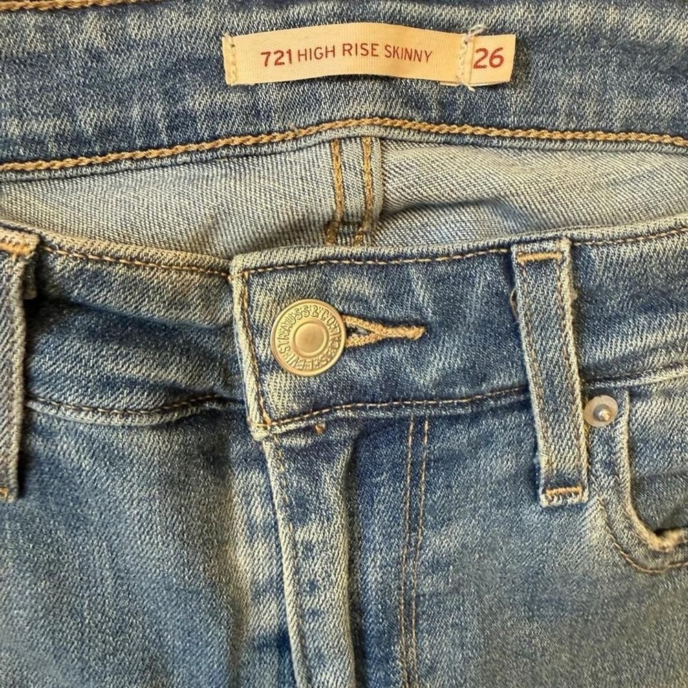 Levis 721 High Rise Skinny Jeans Medium Wash Distressed Fray Hem Size 26 - Picture 6 of 7